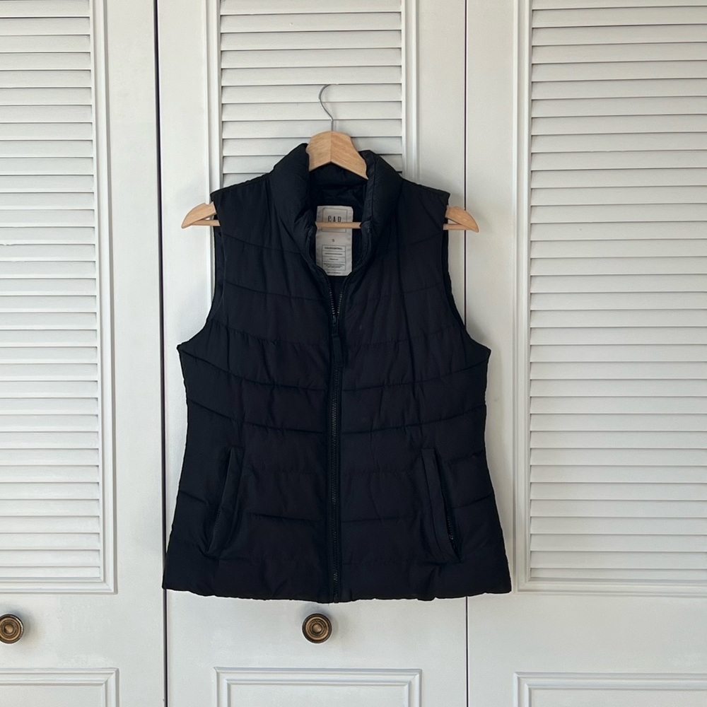 Women's Gap Puffer Vest in Black